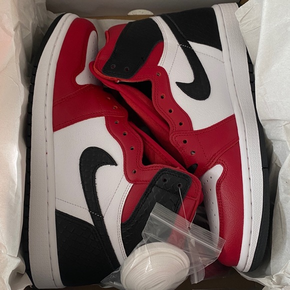 JORDAN 1 RETRO (Satin Snake Chicago) - Picture 2 of 4